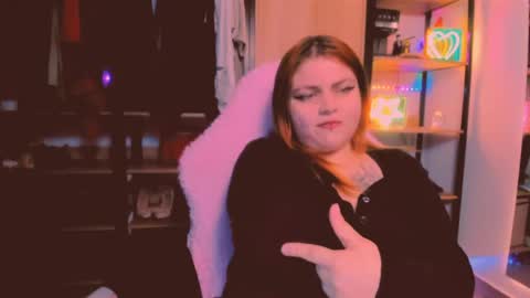 Khloe online show from 04-11-26, 12:37