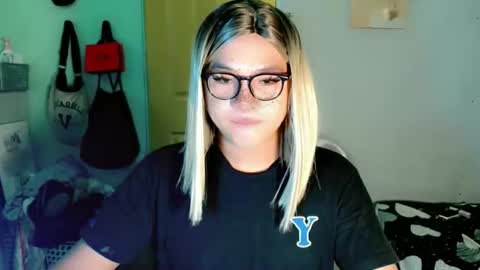 Snapshot of krezikeed chatting on 04-15-26, 01:01 krezikeed online show from 04-15-26, 01:01
