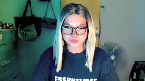 Snapshot of krezikeed chatting on 05-15-26, 11:17 krezikeed online show from 05-15-26, 11:17