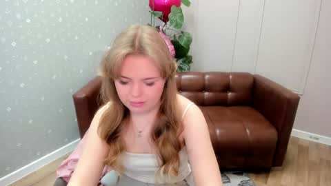 Snapshot of krispi_2000 chatting on 03-11-26, 05:02 Kriss online show from 03-11-26, 05:02