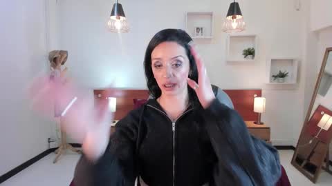 Snapshot of kristen_garner chatting on 02-03-25, 09:18 Sophia online show from 02-03-25, 09:18