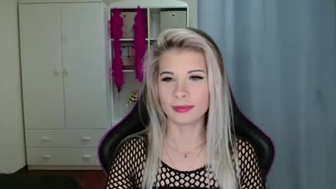 KristineAmore online show from 10-31-25, 07:42