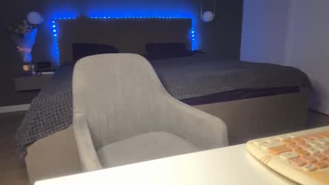 Kristi online show from 11-25-25, 04:12