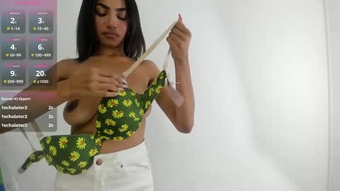 Snapshot of kristyl_paez chatting on 02-25-25, 01:52 Cristina online show from 02-25-25, 01:52