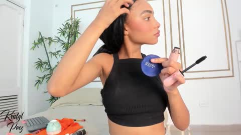 Snapshot of kristyl_paez chatting on 11-18-25, 07:07 Cristina online show from 11-18-25, 07:07