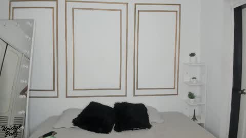 Snapshot of kristyl_paez chatting on 12-14-25, 03:50 Cristina online show from 12-14-25, 03:50