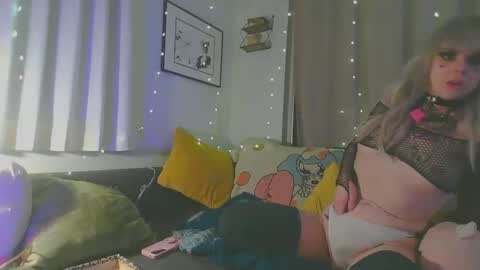 krystalvenison online show from 12-17-25, 01:28