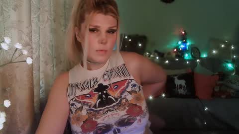 Snapshot of kudesnizza chatting on 12-15-24, 10:50 Annika MTF ts post -op online show from 12-15-24, 10:50