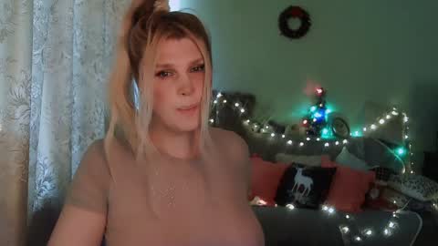 Snapshot of kudesnizza chatting on 12-21-24, 10:50 Annika MTF ts post -op online show from 12-21-24, 10:50
