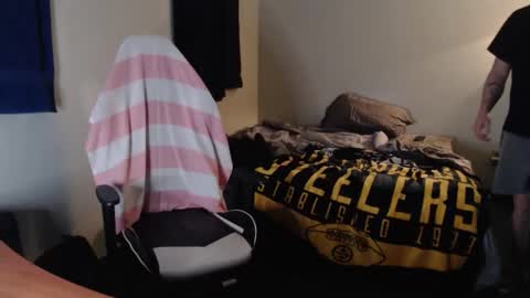 Snapshot of kuggy570 chatting on 01-16-26, 01:04 Kuggy online show from 01-16-26, 01:04