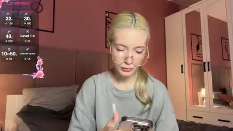 Snapshot of kvetapin chatting on 06-18-26, 02:43 Bella and Alexandra online show from 06-18-26, 02:43
