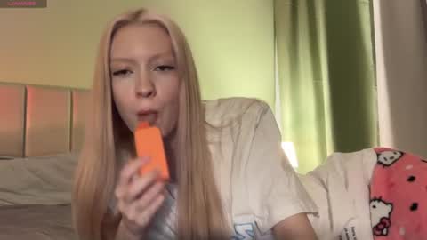 Snapshot of kvetapin chatting on 08-03-26, 12:31 Bella and Alexandra online show from 08-03-26, 12:31