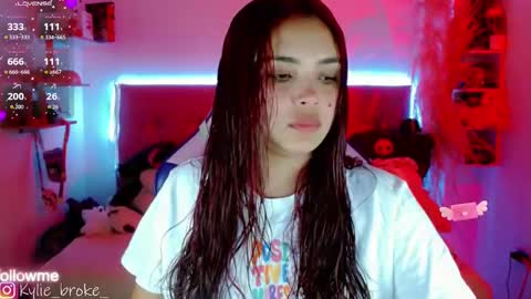 Snapshot of kylie_hottt_ chatting on 10-20-25, 10:10 k ylie online show from 10-20-25, 10:10