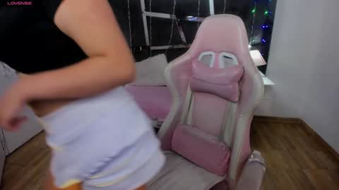 Snapshot of laara_croft chatting on 12-13-24, 08:37 L A R A online show from 12-13-24, 08:37