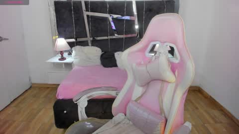 Snapshot of laara_croft chatting on 12-31-24, 01:15 L A R A online show from 12-31-24, 01:15