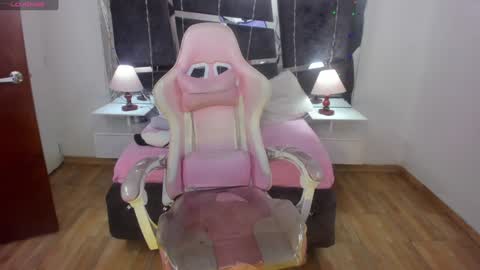 Snapshot of laara_croft chatting on 01-09-25, 12:35 L A R A online show from 01-09-25, 12:35