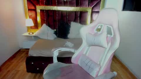 Snapshot of laara_croft chatting on 02-22-25, 01:11 L A R A online show from 02-22-25, 01:11