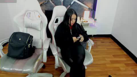 Snapshot of laara_croft chatting on 03-04-25, 01:45 L A R A online show from 03-04-25, 01:45