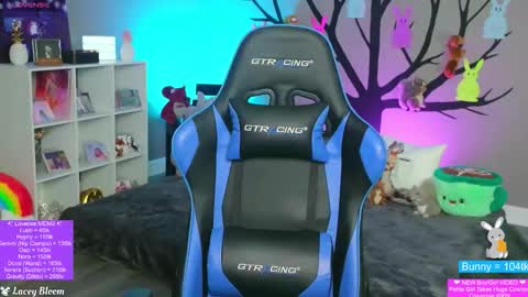 Lacey Bloom online show from 04-16-26, 01:28