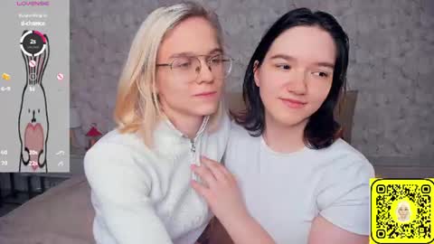 Violet and Isabel online show from 06-09-26, 07:25