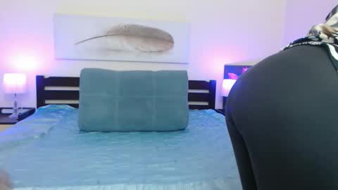 Snapshot of lady_milf_hot chatting on 12-21-25, 06:31 Sofi online show from 12-21-25, 06:31