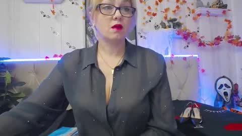 Snapshot of ladyjeen chatting on 10-19-25, 04:40 Lady Jeen Back on Sunday 8th of December online show from 10-19-25, 04:40