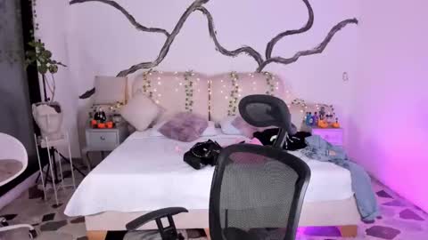 Lady  online show from 10-24-25, 05:26