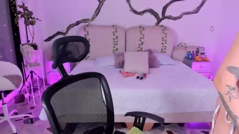 Lady  online show from 10-25-25, 05:48