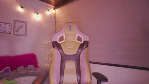 Snapshot of lana_dreams_ chatting on 06-23-26, 01:47 Lana online show from 06-23-26, 01:47