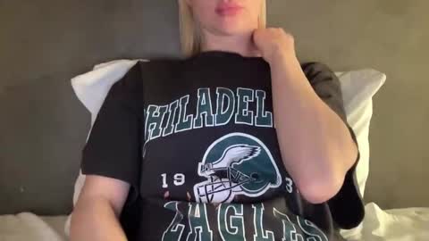 Snapshot of lara_neon chatting on 02-24-25, 06:04 Lara Neon online show from 02-24-25, 06:04