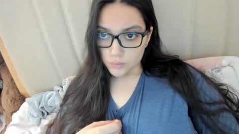 Snapshot of laracamille chatting on 05-28-26, 05:43 lara online show from 05-28-26, 05:43
