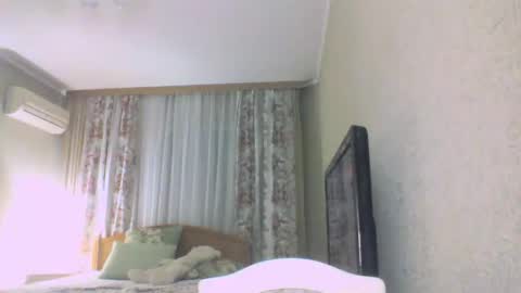 Snapshot of laramrs chatting on 10-29-25, 04:42 laramrs online show from 10-29-25, 04:42