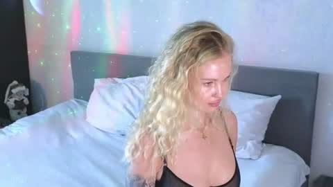 Snapshot of larine_morgan chatting on 06-16-26, 03:31 LarineGMT7 UTC6 online show from 06-16-26, 03:31