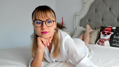 Snapshot of larissa4 chatting on 12-10-24, 12:05 Larissa online show from 12-10-24, 12:05