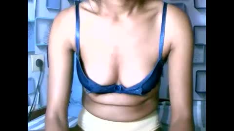 Snapshot of larra27 chatting on 12-20-25, 07:04 Malala online show from 12-20-25, 07:04