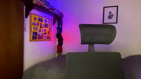 Snapshot of larry_jones chatting on 02-25-25, 02:44 andrew online show from 02-25-25, 02:44