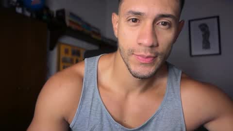 Snapshot of larry_jones chatting on 09-29-25, 01:05 andrew online show from 09-29-25, 01:05