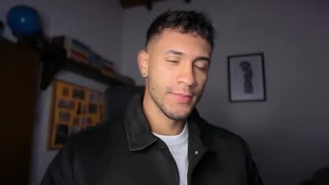 Snapshot of larry_jones chatting on 09-30-25, 01:05 andrew online show from 09-30-25, 01:05