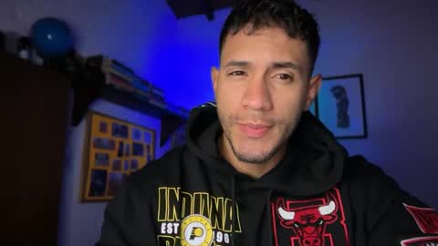 Snapshot of larry_jones chatting on 10-05-25, 01:09 andrew online show from 10-05-25, 01:09