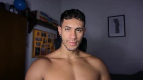 Snapshot of larry_jones chatting on 10-08-25, 01:31 andrew online show from 10-08-25, 01:31