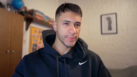 Snapshot of larry_jones chatting on 10-12-25, 01:21 andrew online show from 10-12-25, 01:21