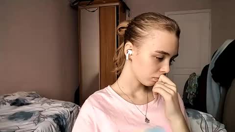 Snapshot of lateshastarnaud chatting on 05-27-26, 08:11 Linet online show from 05-27-26, 08:11