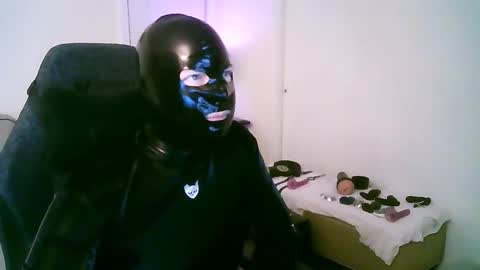 Snapshot of latexminheadroom chatting on 12-20-25, 02:51 latexminheadroom online show from 12-20-25, 02:51