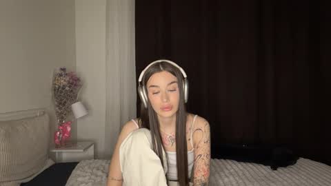 Snapshot of latiaburtenshaw chatting on 04-01-26, 05:32 Liza online show from 04-01-26, 05:32