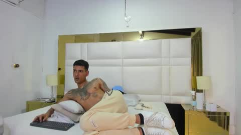 Snapshot of latin_couple20y chatting on 09-28-25, 08:09 Johana y Santiago online show from 09-28-25, 08:09