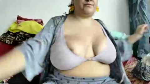 latinagoddess_isa online show from 09-28-25, 09:42