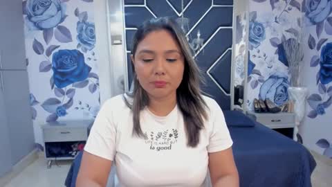 Snapshot of latinaholequeen chatting on 11-11-25, 02:28 EMMA online show from 11-11-25, 02:28