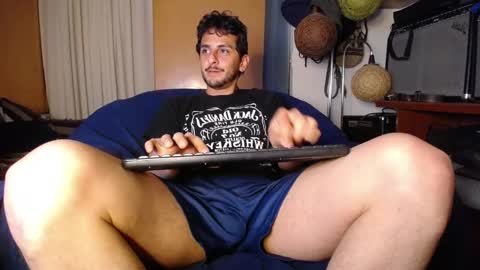Snapshot of latincurious0 chatting on 10-09-25, 01:58 Juanito online show from 10-09-25, 01:58