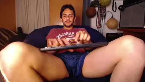 Snapshot of latincurious0 chatting on 10-21-25, 04:13 Juanito online show from 10-21-25, 04:13