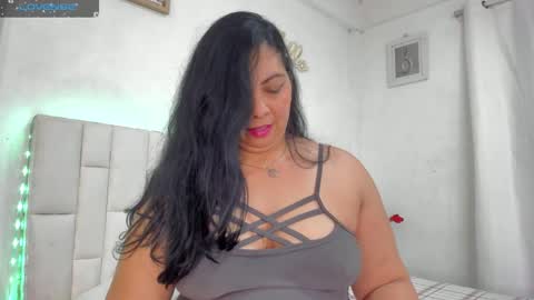 Snapshot of latinlove_sexygirls chatting on 10-29-25, 02:14 Vanessa online show from 10-29-25, 02:14